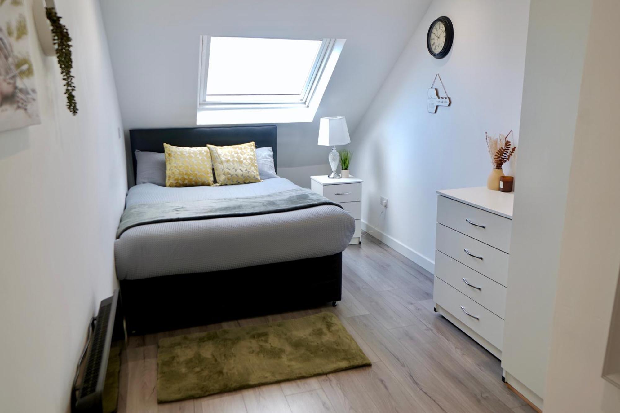 Ground Floor 2 Bedroom Southsea - Free Parking Apartment *